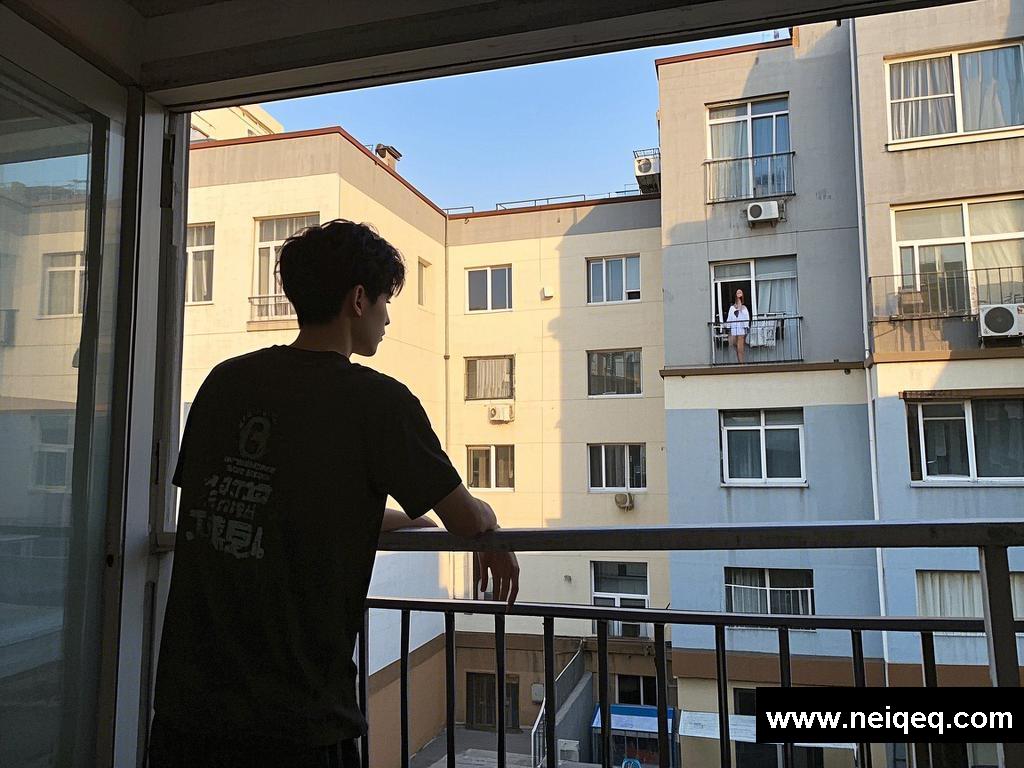 阳台邂逅：日光下的心动